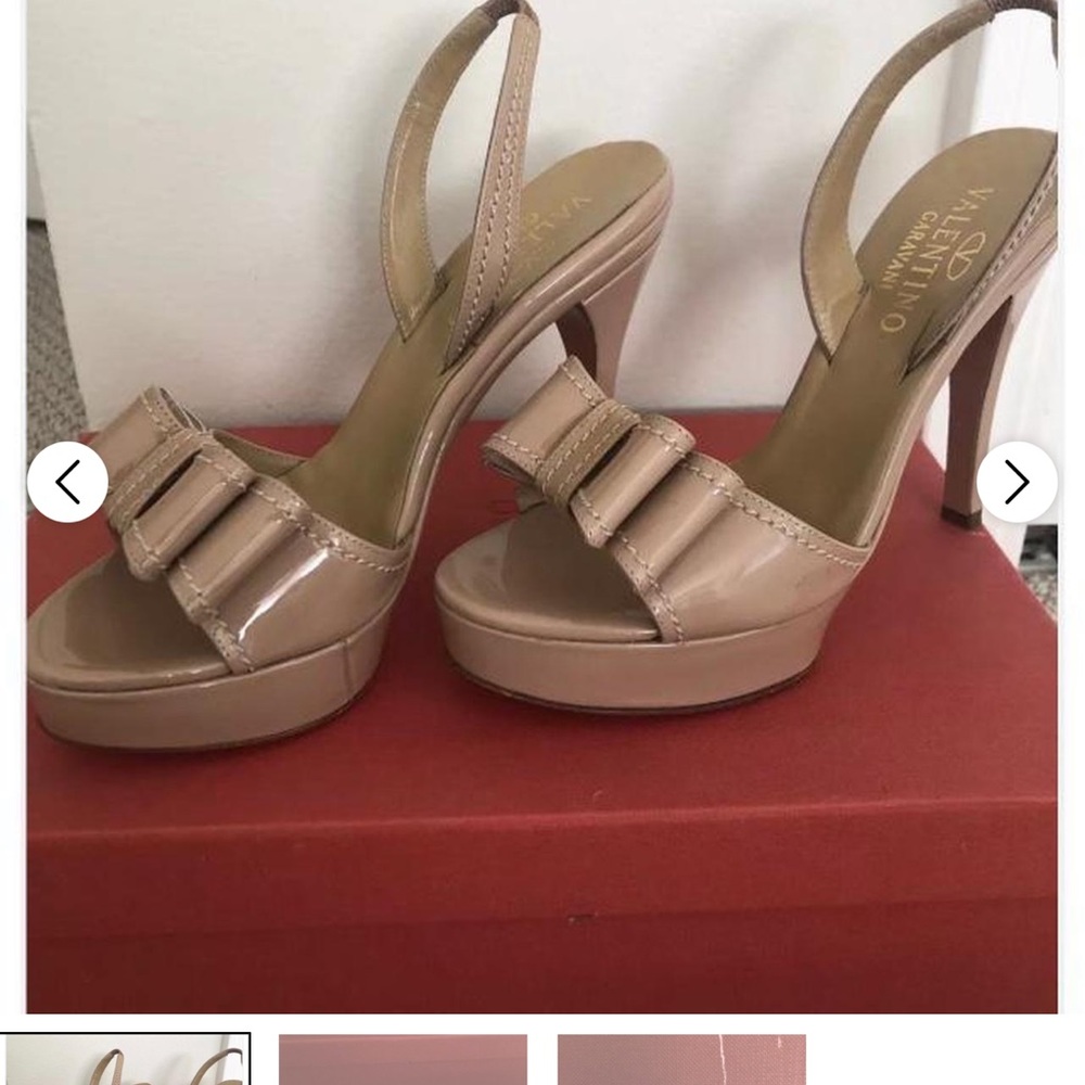 Taupe platform patent leather sandals with bow